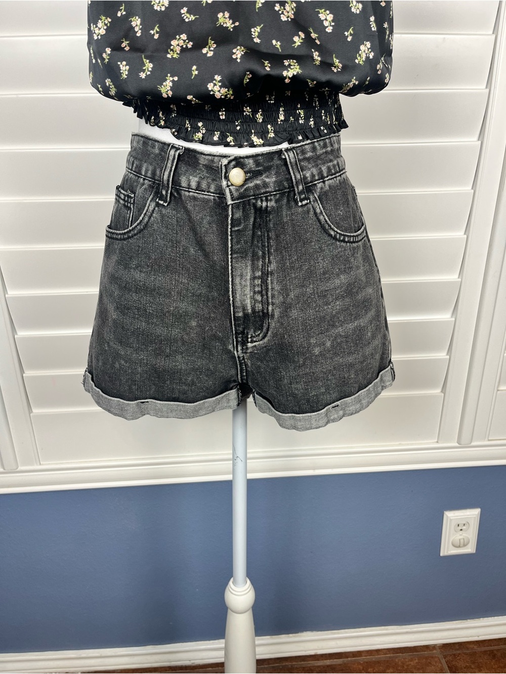 Black Wash High Rise Denim Shorts Women’s Small Tall
